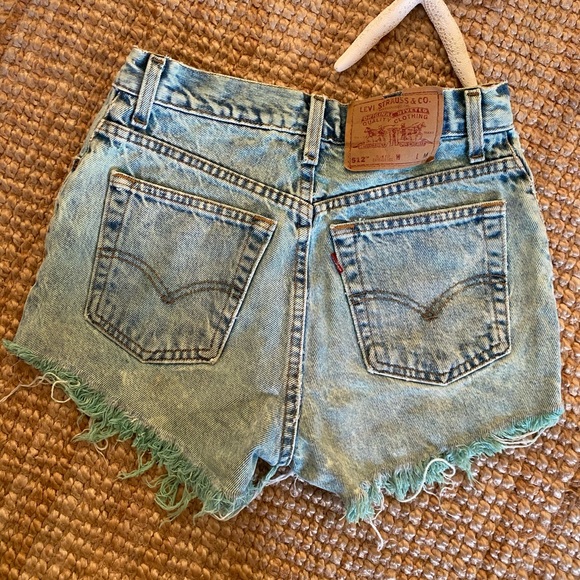 Levi’s tinge of green shorts - Picture 3 of 4